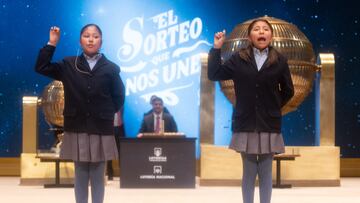 Aisha Solange Hurtado Auqui (i) y Alba Yadira Machaca Tapia (d) cantan el segundo premio, el número 40.014 durante la celebración del Sorteo Extraordinario de la Lotería de Navidad 2024, en el Teatro Real, a 22 de diciembre de 2024, en Madrid (España). El Estado reparte hoy un total de 2.702 millones de euros en premios, lo que supone 112 millones más que el año pasado. Para este sorteo se han puesto a la venta 193 millones de décimos de Lotería de Navidad. Este año la emisión consta de 193 series (ocho más que el anterior) de 100.000 números cada una, y asciende a 3.860 millones de euros, de los que se repartirá un 70% en premios.
22 DICIEMBRE 2024;SORTEO;NAVIDAD;LOTERIA
Eduardo Parra / Europa Press
22/12/2024