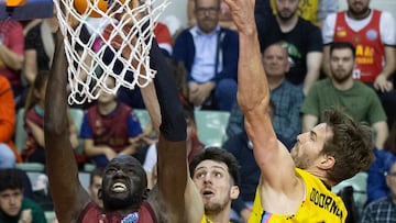 El pívot de UCAM Murcia Illimane Diop (i) intenta encestar ante la oposición del ala pívot de Lenovo Tenerife Aaron Doomekamp (d), durante el partido de la quinta jornada del top 16 de la Liga de Campeones que están disputando este miércoles en el Palacio de los Deportes de Murcia.