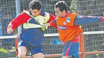 <b>EN FAENA. </b>Sastre, agarrado por Diego Castro en un lance del entrenamiento de ayer en Mareo.