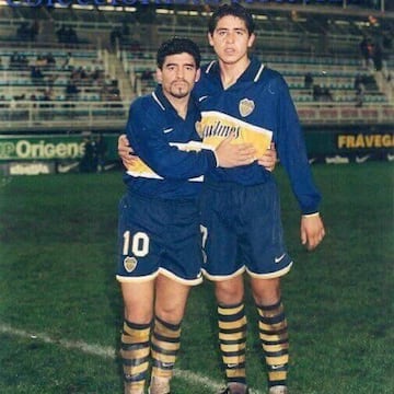 Cuando era un joven y espigado jugador 'Xeneize', Riquelme tuvo la dicha de coincidir con Diego Armando Maradona. LA FOTO.