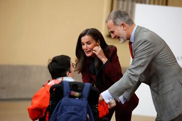 Los Reyes recibiendo a uno de los deportistas de los Juegos Olímpicos Paralímpicos París 2024.