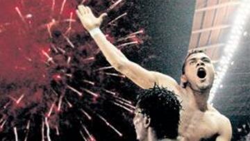 <b>Una Feria única y emotiva</b>
La fiesta se prolongó hasta altas horas de la madrugada. No faltó nadie del Sevilla. Del Nido, Juande, Alves, Makulula, Monchi... Alegría por sevillanas en plena Feria y en muchas casetas que festejaron como se merecía un éxito increíble. Las fotos hablan por sí solas.