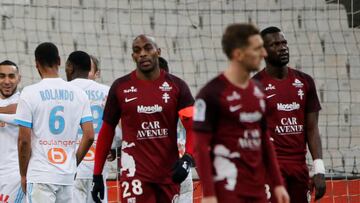 Jugadores del Metz, tras un gol en contra.