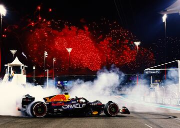 El monoplaza de Max Verstappen bajo los fuegos artificiales de Yas Marina.