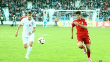 TRISTEZA. Morata, que trata de escaparse de Pantic en el partido de ida en Serbia, no podrá jugar la vuelta por una amarilla en el 96’.