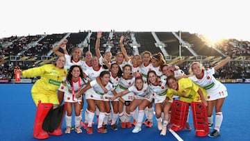 LONDON, ENGLAND - AUGUST 01:  Spain players celebrate their victory during the Quarter Final game between Germany and Spain of the FIH Womens Hockey World Cup at Lee Valley Hockey and Tennis Centre on August 1, 2018 in London, England.  (Photo by Christop