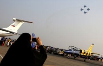 Una espectadora observa los aviones Sukhoi Su-27 del equipo Russian Knights.