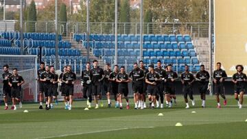 El Madrid realizó el primer entrenamiento antes de recibir a Osasuna. En la imagen se ve a Isco y a Marcelo correr con el resto de sus compañeros.