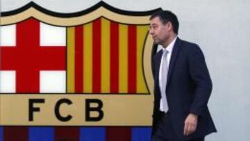 Josep Maria Bartomeu, saliendo de las oficinas del Barcelona.