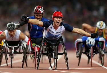 Deportista dedicado a las carreras sobre sillas de ruedas desde los ocho años. El británico nació con una transección de la médula espinal que le afecta a la movilidad en sus piernas. Aunque su primera participación fue con tan sólo diecisiete años en Atlanta´96, sus primeras medallas llegarían en Atenas 2004. Compite en pruebas que van desde los 400 metros hasta las maratones, siendo Londres´12 su mejor edición con cuatro medallas de oro en diferentes competiciones de velocidad.
