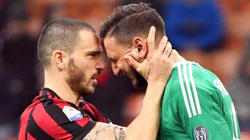 El jugador de Mil&aacute;n Leonardo Bonucci anima al guardameta Gianluigi Donnarumma 