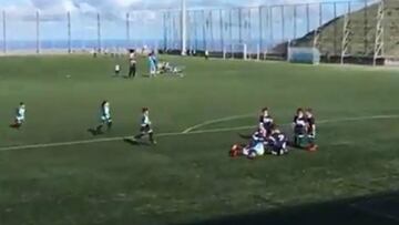 Anota un gol en un partido infantil, los dos equipos festejan