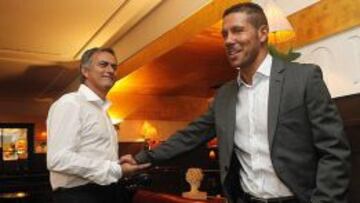 Los entrenadores de los dos finalistas de Copa del Rey se saludan.