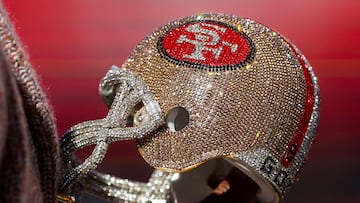 SANTA CLARA, CALIFORNIA - JANUARY 22: A detailed view of the chain worn by NFL Hall of Famer Jerry Rice prior to a game between the Dallas Cowboys and San Francisco 49ers in the NFC Divisional Playoff game at Levi's Stadium on January 22, 2023 in Santa Clara, California.   Lachlan Cunningham/Getty Images/AFP (Photo by Lachlan Cunningham / GETTY IMAGES NORTH AMERICA / Getty Images via AFP)