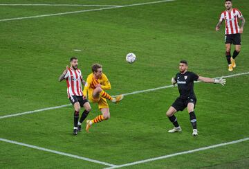1-1. Pedri marcó el primer gol tras una asistencia de Frenkie de Jong.