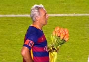 En el partido de leyendas Stoichkov tomó los tulipanes con cariño en el homenaje a Cruyff