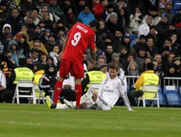 Sergio Ramos se retiró lesionado.