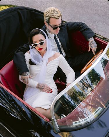 Demi Lovato, tras más de tres años de relación, se ha comprometido con Jordan 'Jutes' Lutes y ha dado el "sí, quiero". La ceremonia se ha celebrado en California según ha informado la revista ' Vogue'. El vestido de la novia lleva la firma de Vivienne Westwood, una diseñadora de moda y empresaria británica, considerada como la principal responsable de la estética asociada con el punk y el new wave.