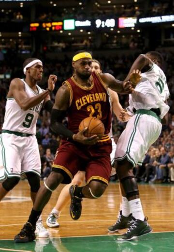 LeBron se va de Rondo y Green para anotar. Acabó con 41 puntos.