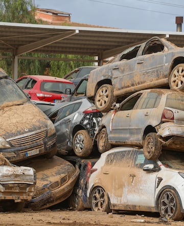 Montañas de coches en el terreno de juego. 