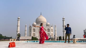Tourists visit the Taj Mahal in Agra on September 21, 2020. - The Taj Mahal reopened to visitors on September 21 in a symbolic business-as-usual gesture even as India looks set to overtake the US as the global leader in coronavirus infections. (Photo by S