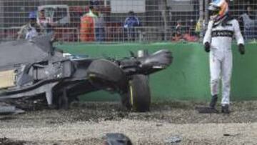 Alonso, en Australia, tras el accidente.