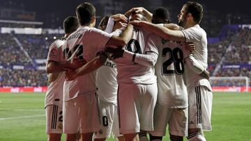 Distracted Real Madrid squeak past Levante with two penalties