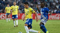 Sporting Cristal's forward Jostin Alarcon (L) and Emelec's forward Miler Bola�os (R) fight for the ball during the Copa Sudamericana round of 32 knockout play-offs second leg football match between Ecuador's Emelec and Peru's Sporting Cristal at the George Capwell stadium in Guayaquil, Ecuador, on July 19, 2023. (Photo by MARCOS PIN / AFP)