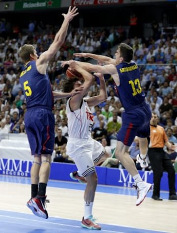 Sergio Llull y Tomas Satoransky junto a Justin Doellman.