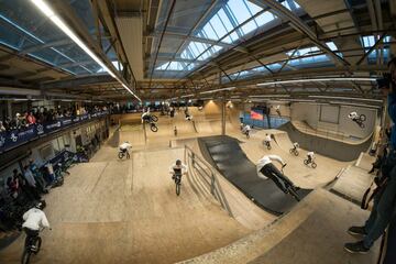 Los inviernos en Eindhoven son duros, pero las ganas de patinar m¨¢s. Es por eso que Area 51 nace para disfrutar del skate a diario haga el tiempo que haga. Es uno de los m¨¢s grandes -si no el m¨¢s grande- de Europa de entre los skateparks indoor. En esta foto solamente se ve una peque?a parte. Actualmente lo est¨¢n remodelando, por lo que pr¨®ximamente estrenar¨¢ un dise?o completamente nuevo para todos los deportes que acoge: BMX, skate, inline...