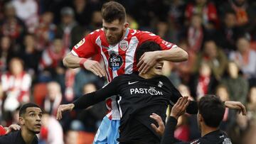 Miguel Vieira disputa un bal&oacute;n durante el partido de Liga 1,2,3 entre el Lugo y el Sporting.