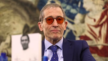 El exjugador de baloncesto José Luis Llorente, sobrino de Paco Gento y autor del libro, en la presentación de 'Gento Real', este lunes en Madrid.