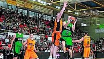<b>ESTELAR. </b>Uros Tripkovic, uno de los mejores en el DKV Joventut ayer (14 puntos y cinco rebotes), penetra ante la oposición de Mainoldi.