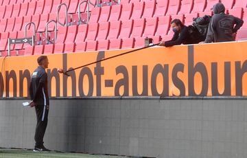 El asistente de entrenador del Augsburg,Tobias Zellner, atiende a los medios de comunicación, tras el partido ante el Wolfsburg.