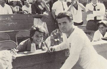 Rita Hayworth junto a Puskas, antes del partido en el Coliseum Stadium de Los Ángeles.