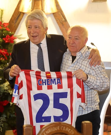 Pequeño homenaje del Atlético de Madrid, con Enrique Cerezo a la cabeza, para nuestro compañero fotógrafo, Chema Díaz, que se acaba de jubilar. 



