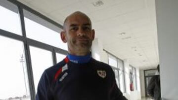 Paco sonríe. Podría seguir en el Rayo.