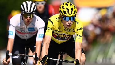 Vingegaard cruza la meta de Foix por delante de Pogacar.