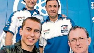 <b>EN SINTONÍA. </b>Lorenzo con su equipo: Forcada (a su lado), Ullate (arriba a la izquierda) y Juan Llansá.