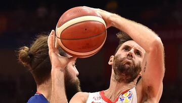 Spain's Rudy Fernandez (R) is blocked by Serbia's Miroslav Raduljica during the Basketball World Cup Group J second round game between Spain and Serbia in Wuhan on September 8, 2019. (Photo by HECTOR RETAMAL / AFP)