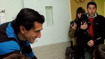 <b>EL MEJOR REGALO. </b>Los más pequeños, y los mayores también, disfrutaron ayer en el Hospital de Jerez de la visita de una representación de la plantilla azulina, encabezada por el futuro presidente, Joaquín Bilbao. Pedro Ríos, Chema, Luque, Moreno y Redondo, entre otros, pasaron unos momentos inolvidables con los niños.