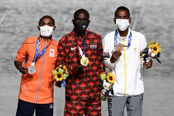 El podio de la maratón masculina compuesto por el medalla de plata Abdi Nageeye, el medalla de oro Eliud Kipchoge y el medalla de bronce Bashir Abdi.