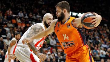 GRAF2338. VALENCIA, 15/12/2017.- El pivot montenegrino del Valencia Basket, Bojan Dubljevic, trata de superar la defensa dle pivot macedonio del Estrella Roja de Belgrado, Pero Antic, durante el decimoquinto partido de la primera ronda de Euroliga jugado esta noche en el pabellón de la Fuente de San Luis de Valencia. EFE/Manuel Bruque