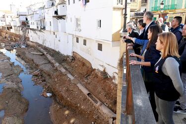 Los Reyes visitan las zonas afectadas de Chiva junto a su alcaldesa, Amparo Fort. 