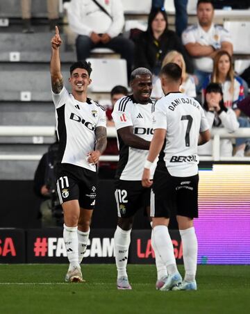 Está en un momento dulce de forma. Cuando parecía que su equipo no era capaz de batir a Poussin, se sacó de la chistera un gol digno de un extremo de su categoría.