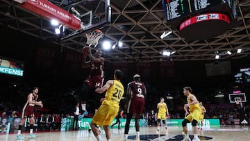 Munich (Germany), 28/03/2024.- Serge Ibaka of Bayern (C-L) in action during the Euroleague Basketball match between Bayern Munich and FC Barcelona in Munich, Germany, 28 March 2024. (Baloncesto, Euroliga, Alemania) EFE/EPA/ANNA SZILAGYI
