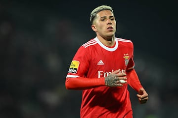 El Benfica oficializó el traspaso del argentino, que se convierte en el centrocampista más caro de la historia. El conjunto londinense terminó aceptando 121 millones de euros. Llega a Londres para convertirse en la octava incorporación invernal del Chelsea, así como en el fichaje más caro de la historia Blue y el fútbol inglés.


