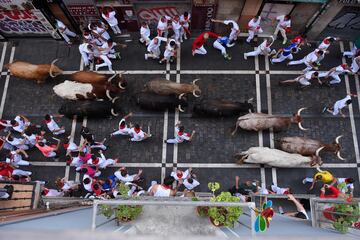 Este 7 de julio ser¨¢n los toros de la ganader¨ªa N¨²?ez del Cuvillo los que recorran las calles de la capital navarra. De esta forma comienza as¨ª el primero de los ocho encierros de las fiestas.