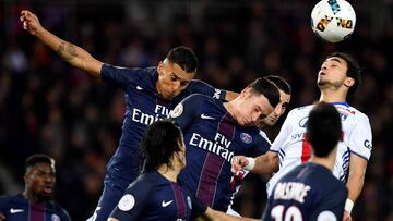 Draxler y Marquinhos rematan de cabeza.