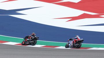 Maverick rodando por delante de M¨¢rquez en el esprint de COTA.